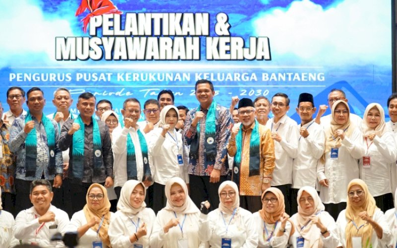 PELANTIKAN. Bupati Bantaeng, M Fathul Fauzy Nurdin, melantik Pengurus Pusat (PP) Kerukunan Keluarga Bantaeng (KKB) di Hotel Hyatt Place Makassar, Minggu (24/8/2025). foto: istimewa