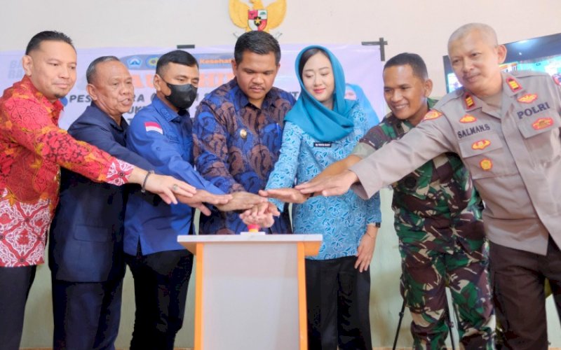 PELUNCURAN. Bupati Bantaeng M Fathul Fauzy Nurdin bersama Ketua TP PKK Kabupaten Bulukumba Gunya Paramasukhaputri meluncurkan program inovasi bersama Pesta Pora (Petani Sehat, Bangkit, Produktif, dan Sejahtera) di Desa Bonto Marannu, Kecamatan Ulu Ere, Bantaeng, Kamis (7/8/2025). foto: istimewa