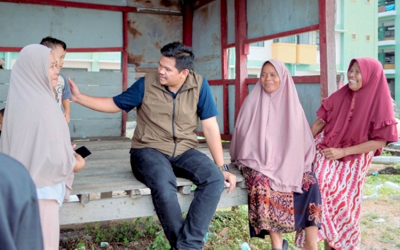 PEDULI. Bupati Bantaeng, M Fathul Fauzy Nurdin, menyapa warga di sela-sela kunjungan kerjanya. foto: istimewa