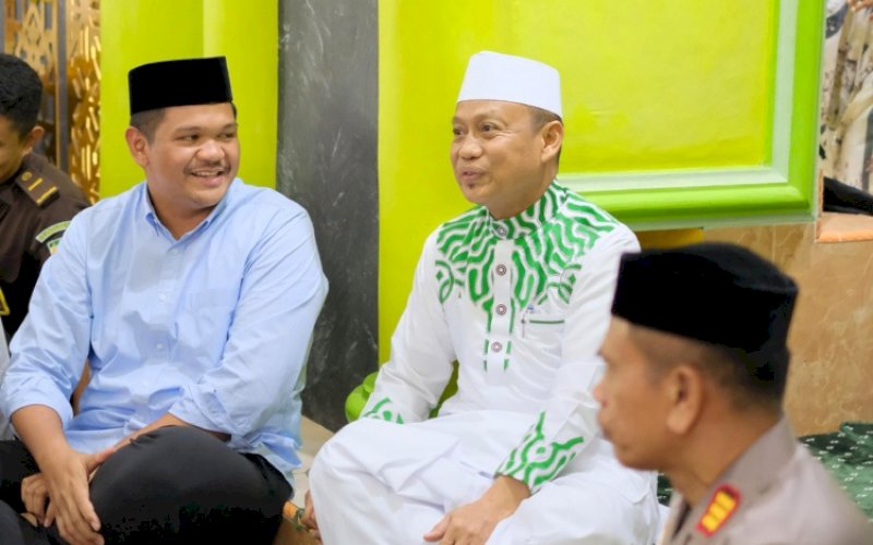 SILATURAHMI. Bupati Bantaengz M Fathul Fauzy Nurdin, mendampingi Ustaz Das&rsquo;ad Latif, saat membawakan tausiyah di Masjid Besar Babussa'dah Lumpangang, Kecamatan Pajukkukang, Bantaeng, Kamis (7/8/2025). foto: istimewa