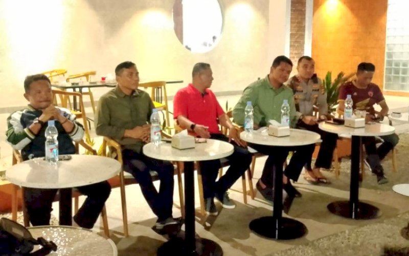 PERTEMUAN. Bupati Bantaeng M Fathul Fauzy Nurdin (ketiga kanan), bersama Forkopimda Kabupaten Bantaeng bertemu dengan perwakilan mahasiswa di Hagemony Resto Bantaeng, Sabtu (30/8/2025) malam. foto: istimewa