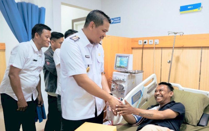 MENYAPA. Bupati Bantaeng, M Fathul Fauzy Nurdin, menyapa pasien, saat berkunjung ke RSUD Prof Dr HM Anwar Makkkatutu Bantaeng. Rumah sakit ini, bakal menghadirkan fasilitas yaitu teknologi Laser Hemorrhoidoplasty (LHP). foto: istimewa