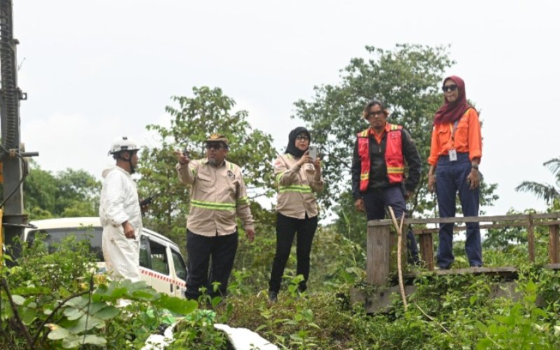 PENELITIAN. Tim Disaster Risk Reduction Center (DRRC) atau Pusat Pengurangan Risiko Bencana (PRRB) Universitas Indonesia (UI) terjun ke lapangan untuk memeriksa kondisi tumpahan minyak dari pipa milik PT Vale Indonesia Tbk. foto: istimewa