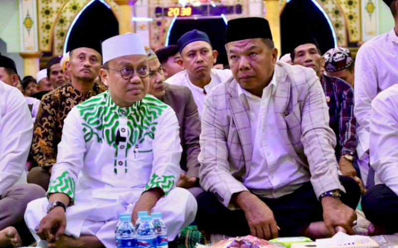TABLIG AKBAR. Bupati Bulukumba, Andi Muchtar Ali Yusuf, mendampingi Ustaz Das'ad Latif saat menghadiri tablig akbar di Masjid Islamic Center Dato Tiro (ICDT) Bulukumba, Kamis (7/8/2025) malam. foto: istimewa