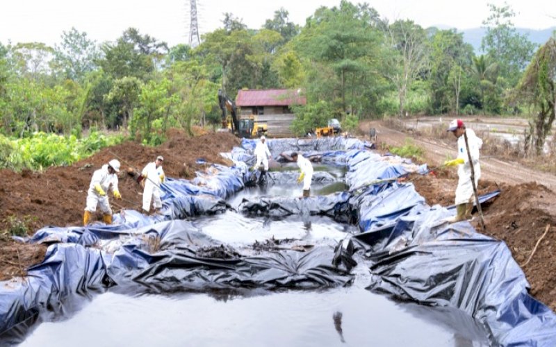 PENANGANAN. PT Vale Indonesia Tbk (PT Vale) terus melakukan penanganan insiden kebocoran pipa minyak di Kecamatan Towuti, Luwu Timur. foto: istimewa