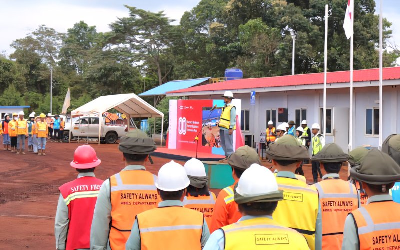 UPACARA. PT Vale Indonesia Tbk (PT Vale) menggelar upacara pengibaran bendera di Construction Office IGP Pomalaa, Kabupaten Kolaka, Sulawesi Tenggara, Minggu (17/8/2025). foto: istimewa