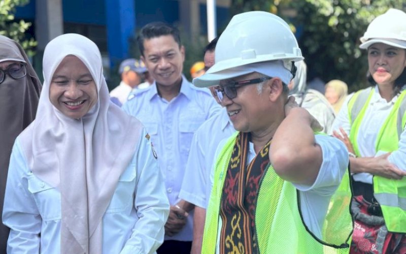 PENINJAUAN. Kepala Dinas Pendidikan Kota Makassar Achi Soleman mendampingi Wakil Menteri Pendidikan Dasar dan Menengah (Wamendikdasmen) Atip Latipulhayat melakukan peninjauan langsung revitalisasi sarana dan prasarana di SMP Negeri 53 Makassar, Rabu (24/9/2025). foto: istimewa