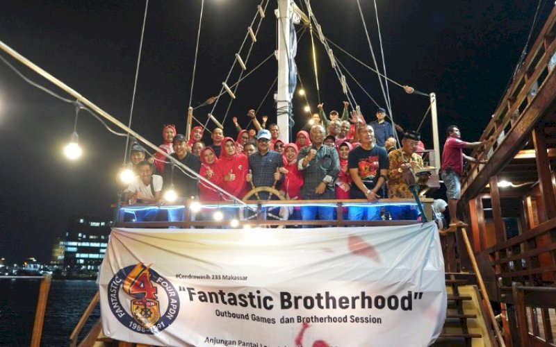 TEMU KANGEN. Alumni Akademi Pemerintahan Dalam Negeri (APDN) Ujung Pandang angkatan 1988 hingga 1991 menggelar temu kangen di atas kapal pinisi, Anjungan Pantai Losari Makassar, Jumat (19/9/2025). foto: istimewa
