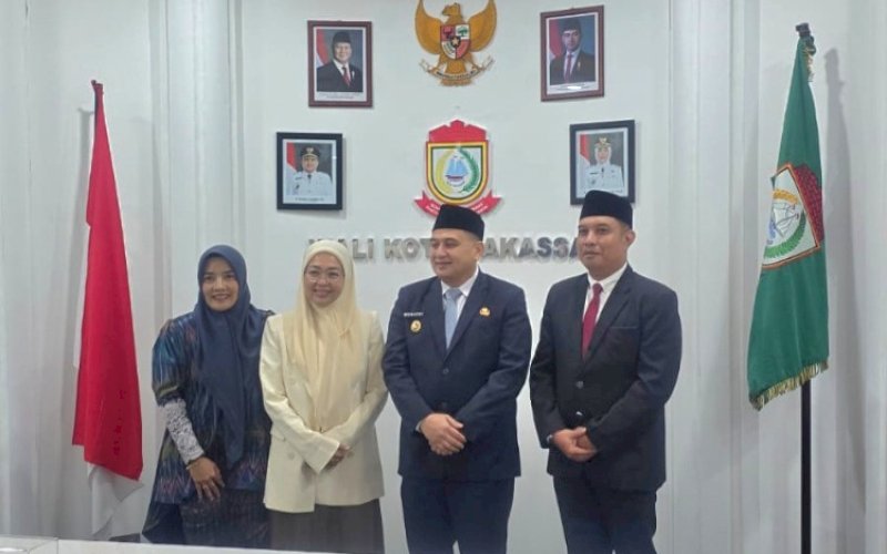 PERTEMUAN. Sekretaris DPRD Kota Makassar Andi Rahmat Mappatoba (kanan) menemui Wali Kota Makassar Munafri Arifuddin. foto: istimewa