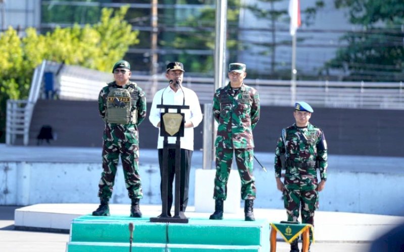 PELEPASAN. Gubernur Sulsel, Andi Sudirman Sulaiman, melepas pasukan pengamanan Divisi 3 Infanteri Kostrad dan Kodam XIV Hasanuddin untuk kembali ke barak di Lapangan Karebosi, Kota Makassar, Jumat (5/9/2025). foto: istimewa