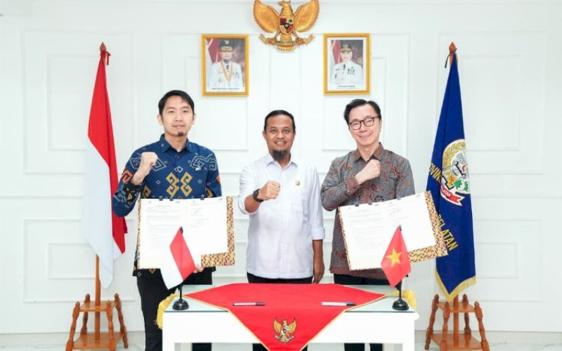 MOU. Gubernur Sulsel, Andi Sudirman Sulaiman, menyaksikan penandatanganan Nota Kesepahaman (MoU) antara BUMD Sulsel dengan perusahaan terbesar di Vietnam (Vingroup) di Kantor dan Mess Phinisi Badan Penghubung Pemerintah Provinsi (Pemprov) Sulsel di Jakarta, Kamis (18/9/2025). foto: istimewa
