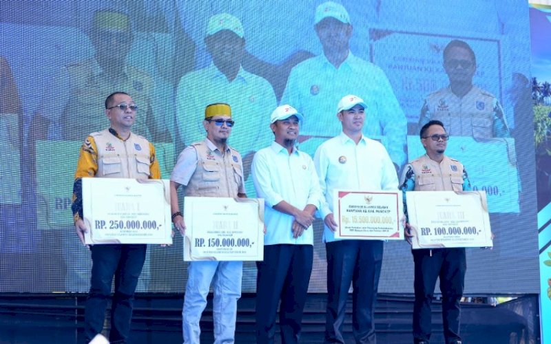 PENCANANGAN. Gubernur Sulsel, Andi Sudirman Sulaiman, menghadiri pencanangan bibit jagung di Desa Manggalung, Kecamatan Mandalle, Kabupaten Pangkep, Sabtu (27/9/2025). foto: istimewa