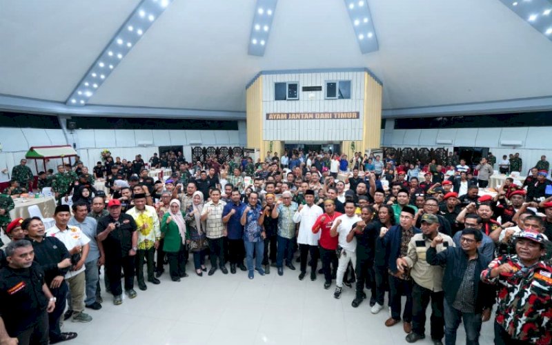 DEKLARASI DAMAI. Gubernur Sulsel, Andi Sudirman Sulaiman, menghadiri Deklarasi Menjaga Sulsel Damai yang digelar di Makodam XIV Hasanuddin, Minggu (31/8/2025). foto: istimewa