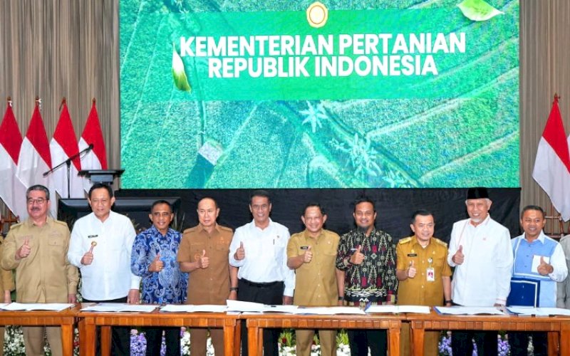 RAKOR. Gubernur Susel, Andi Sudirman Sulaiman, menghadiri Rapat Koordinasi (Rakor) Percepatan Program Hilirisasi Komoditas Prioritas yang digelar Kementerian Dalam Negeri di Auditorium Kementerian Pertanian, Jakarta Selatan, Senin (22/9/2025). Turut hadir Menteri Dalam Negeri Tito Karnavian dan Menteri Pertanian Andi Amran Sulaiman. foto: istimewa