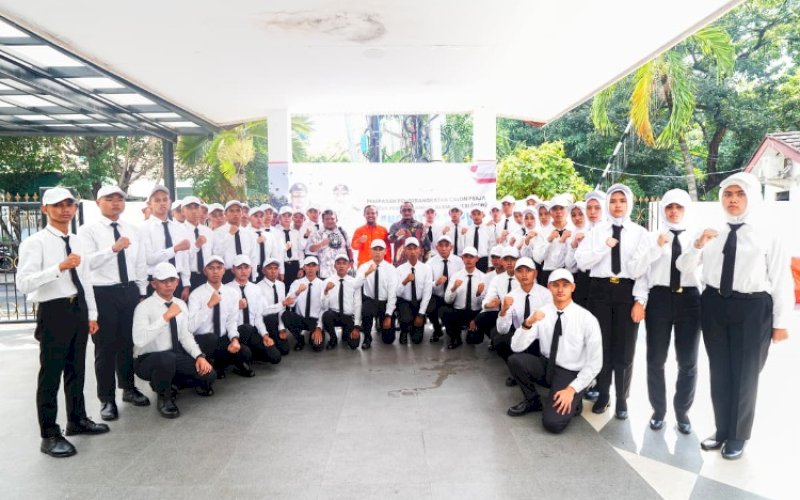 PELEPASAN. Gubernur Sulsel, Andi Sudirman Sulaiman, melepas pemberangkatan calon Praja Institut Pemerintahan Dalam Negeri (IPDN) XXXVI di Kantor dan Mes Phinisi Badan Penghubung Jakarta, Selasa (23/9/2025). foto: istimewa