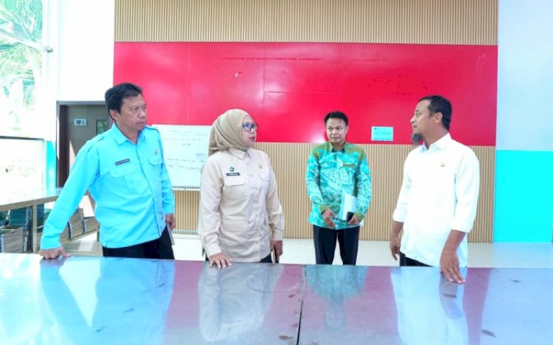 KUNJUNGAN. Gubernur Sulsel, Andi Sudirman Sulaiman, bersama jajaran Kantor Pelayanan Pemenuhan Gizi (KPPG) melakukan peninjauan langsung ke salah satu Satuan Pelayanan Pemenuhan Gizi (SPPG) yang berlokasi di Kawasan Center Point of Indonesia (CPI), Kota Makassar, Kamis (25/9/2025). foto: istimewa