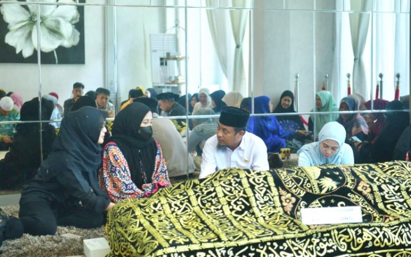 MELAYAT. Gubernur Sulsel Andi Sudirman Sulaiman melayat atas berpulangnya Maemunah, Ibunda Wakil Gubernur Sulsel Fatmawati Rusdi di rumah duka, Kompleks Citra Land, Jl Tun Abdul Razak, Kabupaten Gowa, Kamis (25/9/2025). foto: istimewa