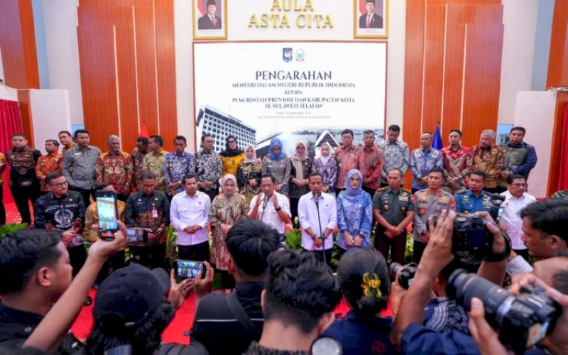 SAMBUTAN. Gubernur Sulsel Andi Sudirman Sulaiman bersama kepala daerah se-Sulsel dan Forkopimda Sulsel menerima kunjungan Mendagri Tito Karnavian di Aula Asta Cita, Rumah Jabatan Gubernur Sulsel, Kamis (11/9/2025). foto: istimewa