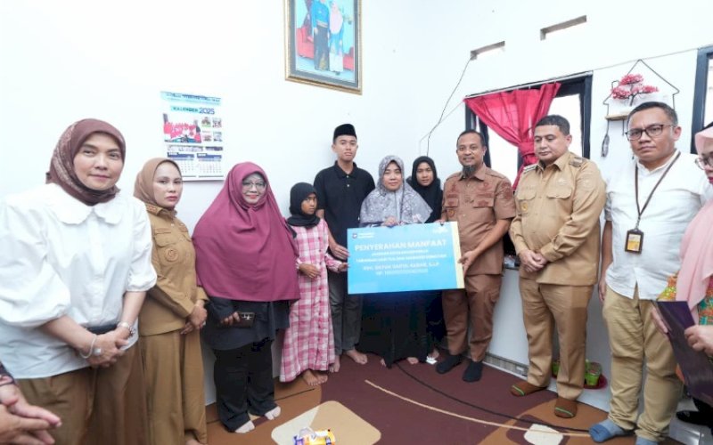 SANTUNAN. Wali Kota Makassar Munafri Arifuddin bersama Wakil Wali Kota Makassar Aliyah Mustika Ilham mendampingi Gubernur Sulsel Andi Sudirman Sulaiman menyerahkan santunan bantuan kepada keluarga almarhum Syaiful Akbar di kediamannya, Perumahan Bonto Biraeng Indah, Kelurahan Barombong, Kecamatan Tamalate, Kota Makassar, Selasa (2/9/2025). foto: istimewa