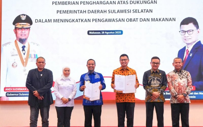 MOU. Gubernur Sulsel Andi Sudirman Sulaiman bersama Kepala BPOM RI Taruna Ikrar menandatangani nota kesepahaman (Memorandum of Understanding/MoU) dan hibah lahan seluas 10 hektare untuk pendirian Politeknik BPOM di Aula Asta Cita, Rumah Jabatan Gubernur Sulsel, beberapa waktu lalu. foto: istimewa