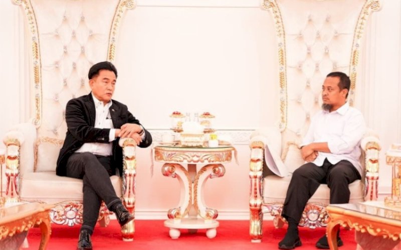 PERTEMUAN. Gubernur Sulsel Andi Sudirman Sulaiman menerima kunjungan Menteri Koordinator Bidang Hukum, Hak Asasi Manusia, Imigrasi, dan Pemasyarakatan Yusril Ihza Mahendra di Rumah Jabatan Gubernur Sulsel, Rabu (10/9/2025). foto: istimewa