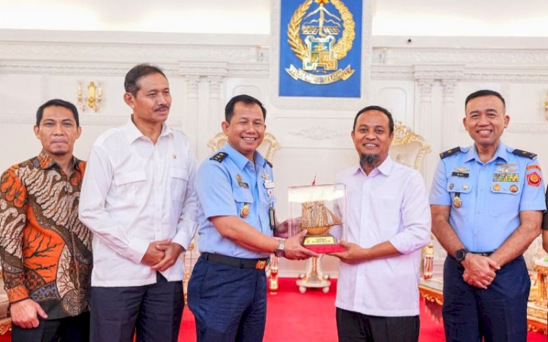 PERTEMUAN. Gubernur Sulsel Andi Sudirman Sulaiman Dirjen Badilmiltun Mahkamah Agung RI Marsekal Muda TNI Yuwono Agung Nugroho di Rumah Jabatan Gubernur Sulsel, Rabu (24/9/2025). foto: istimewa