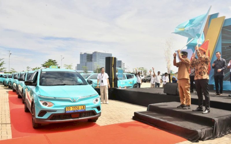 PELUNCURAN. Gubernur Sulsel, Andi Sudirman Sulaiman, meresmikan peluncuran taksi Green SM atau mobil transportasi listrik modern untuk layanan masyarakat di Kawasan Center Point of Indonesia (CPI) Makassar, Senin (15/9/2025). foto: istimewa
