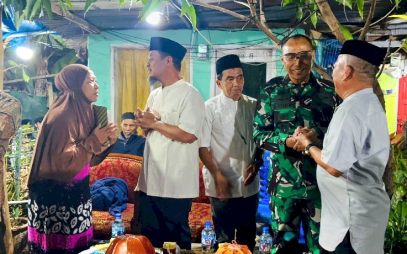 MELAYAT. Gubernur Sulsel Andi Sudirman Sulaiman bersama Pangdam XIV/Hasanuddin Mayjen TNI Windiyatno mengunjungi rumah duka almarhum Rusdam Diansyah alias Dandi, pengemudi Ojek Online (Ojol) yang menjadi korban pengeroyokan saat demonstrasi, beberapa hari lalu, di Lorong 501, Jl Urip Sumoharjo, Kota Makassar, Senin (1/9/2025) malam. foto: istimewa