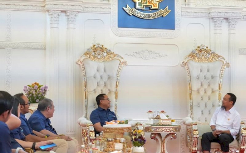 PERTEMUAN. Gubernur Sulsel Andi Sudirman Sulaiman kepada Executive Director 4 Pelindo Regional 4 Abdul Azis bersama Manajemen Pelindo Group wilayah kerja Makassar saat melakukan audiensi di Rumah Jabatan Gubernur Sulsel, Kamis (4/9/2025). foto: istimewa