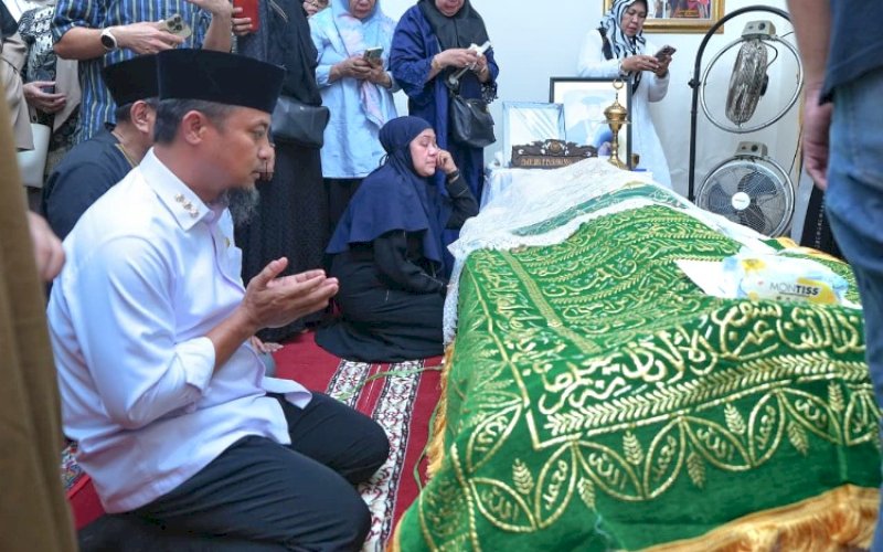 MELAYAT. Gubernur Sulsel, Andi Sudirman Sulaiman, melayat ke rumah duka almarhum Paturungi Parawansa Karaeng Tobo, Rektor IKIP Ujungpandang periode 1982&ndash;1990 sekaligus Anggota MPR/DPR RI Dapil Gowa periode 1997&ndash;2004 di Jl Raya Pendidikan, Kota Makassar, Selasa (16/9/2025). foto: istimewa