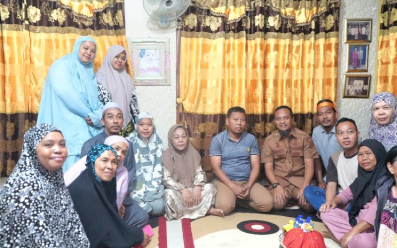 KUNJUNGAN. Gubernur Sulsel, Andi Sudirman Sulaiman, mengunjungi kediaman almarhum Muhammad Akbar Basri atau Abay, salah satu staf Humas DPRD Kota Makassar yang menjadi korban kebakaran saat unjuk rasa di DPRD Makassar, 29 Agustus 2025 malam lalu, di Jl Balang Baru II, Kecamatan Tamalate, Kota Makassar, Selasa (2/9/2025). foto: istimewa