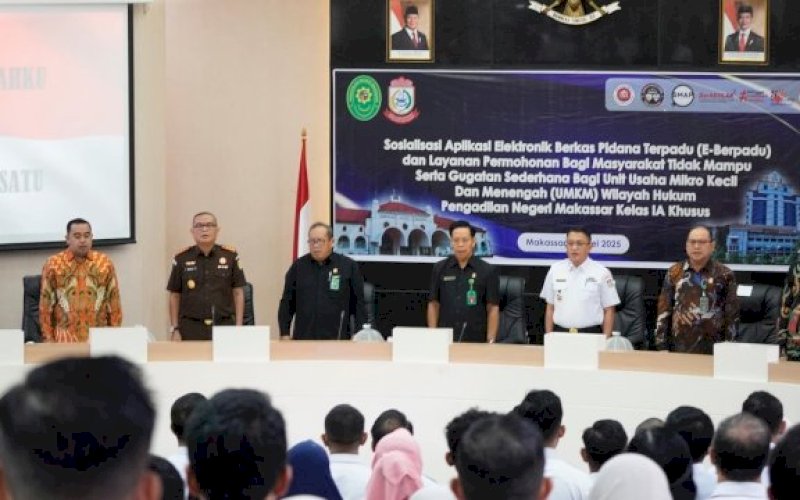 SOSIALISASI. Wakil Ketua DPRD Kota Makassar, Andi Suharmika (kiri), menghadiri sosialisasi aplikasi Elektronik Berkas Pidana Terpadu (E-Berpadu) serta layanan permohonan hukum untuk masyarakat tidak mampu dan UMKM, yang digelar Pengadilan Negeri Makassar Kelas 1A Khusus di Ruang Sipakatau, Balai Kota Makassar, Rabu (14/5/2025). foto: istimewa