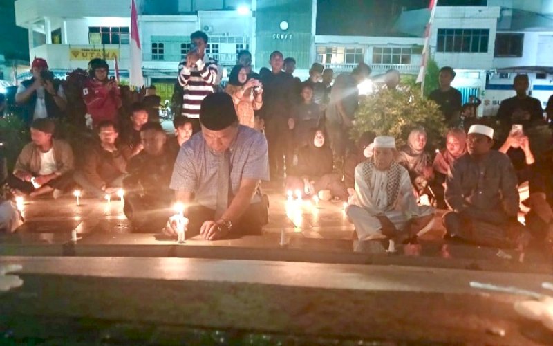 AKSI DAMAI. Bupati Bulukumba, Andi Muchtar Ali Yusuf, ikut hadir membersamai aksi damai yang digelar Koalisi Masyarakat Panrita Lopi (Kompi) di Bundaran Pinisi Bulukumba, Minggu (31/8/2025). foto: istimewa