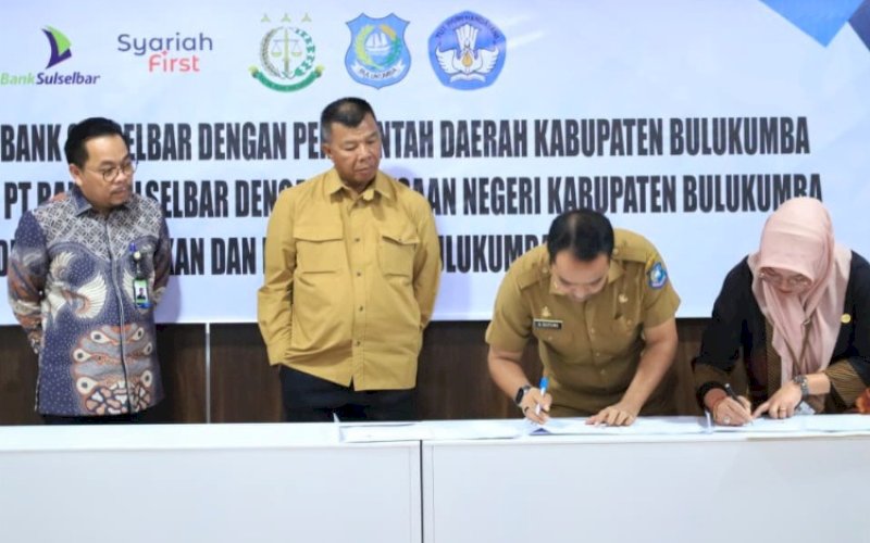 MOU. Bupati Bulukumba, Andi Muchtar Ali Yusuf (kedua kiri), menghadiri penandatanganan Memorandum of Understanding (MoU) antara Pemkab Bulukumba dengan Bank Sulselbar di Kantor Cabang Bank Sulselbar Bulukumba, Selasa (30/9/2025). foto: istimewa