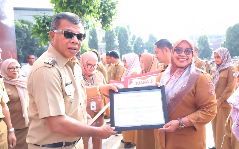 PENGHARGAAN. Bupati Bulukumba, Muchtar Ali Yusuf, menyerahkan secara langsung penghargaan kepada para pemenang Pentas Inovasi Daerah (Sinopan) 2025 di sela-sela Apel Gabungan OPD, Senin (1/9/2025). foto: istimewa
