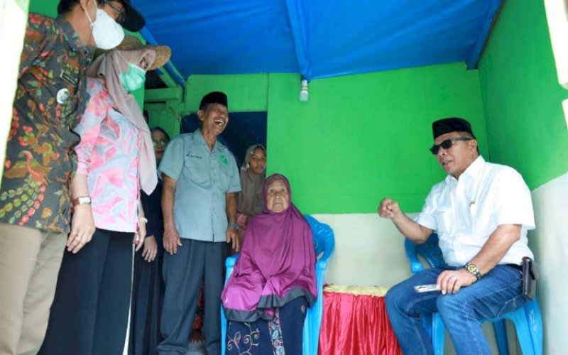 PENINJAUAN. Bupati Bulukumba, Andi Muchtar Ali Yusuf, meninjau secara langsung proses perbaikan Rumah Tidak Layak Huni (RTLH) yang digagas Komunitas Cinta Sedekah Kabupaten Bulukumba di Rumah Ibu Becce, Kelurahan Ela-ela, Kecamatan Ujung Bulu, Bulukumba, Kamis (25/9/2025). foto: istimewa