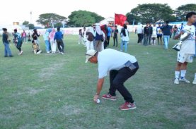 Tutup Liga Pelajar Indonesia, Andi Utta Pungut Sampah di Stadion