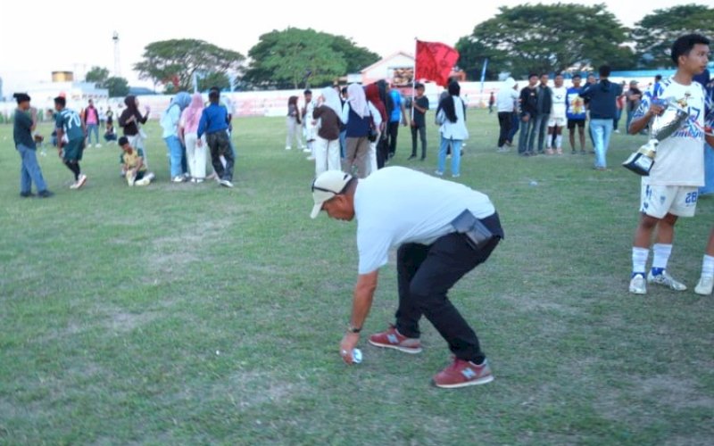JAGA KEBERSIHAN. Bupati Bulukumba, Andi Muchtar Ali Yusuf, memungut sampah di sela-sela menutup secara resmi turnamen sepakbola Liga Pelajar Indonesia (LPI) di Stadion Mini Bulukumba, Selasa (23/9/2025). foto: istimewa