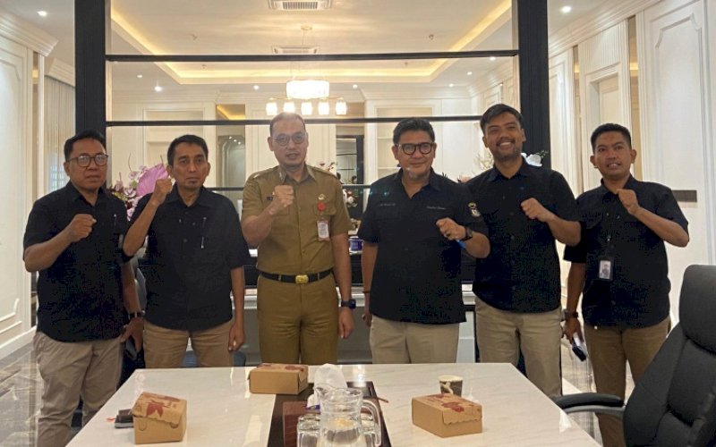 PERTEMUAN. Sekda Kota Makassar Andi Zulkifly Nanda menerima audiensi Plt Direktur Utama Perumda Parkir Makassar Raya Adi Rasyid Ali bersama jajaran di Ruang Rapat Sekda, Balai Kota Makassar, Selasa (16/9/2025). foto: istiemewa