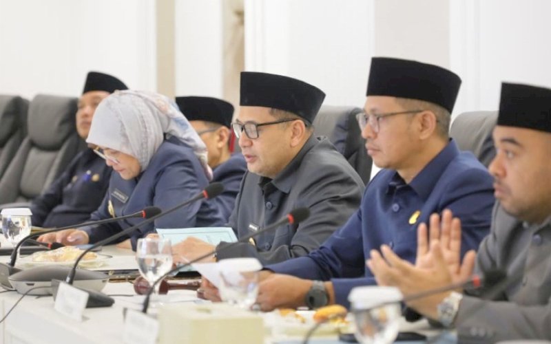 RAPAT PARIPURNA. Wali Kota Makassar Munafri Arifuddin didampingi Wakil Wali Kota Makassar Aliyah Mustika Ilham menghadiri rapat paripurna mengesahkan Ranperda tentang Perubahan APBD Tahun Anggaran 2025 di Balai Kota Makassar, Kamis (4/9/2025). Rapat ini dipimpin langsung Ketua DPRD Makassar Supratman bersama Wakil Ketua DPRD Andi Suharmika dan Anwar Faruq. foto: istimewa