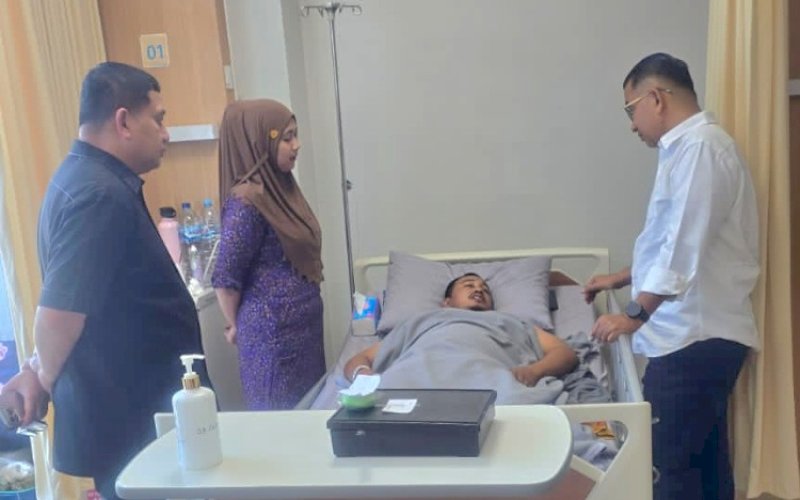 BESUK. Wali Kota Makassar, Munafri Arifuddin mendampingi Direktur Jenderal Otonomi Daerah (Dirjen Otda) Kementerian Dalam Negeri RI Akmal Malik mengunjungi korban tragedi kebakaran di Gedung DPRD Makassar, Jumat (5/9/2025). foto: istimewa