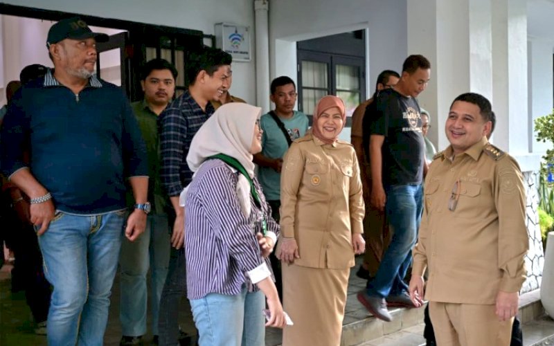 TERIMA ASPIRASI. Wali Kota Makassar Munafri Arifuddin bersama Wakil Wali Kota Makassar Aliyah Mustika Ilham turun langsung menemui massa HMI Cabang Makassar yang sedang menggelar aksi di depan Balai Kota Makassar, Senin (15/9/2025). foto: istimewa