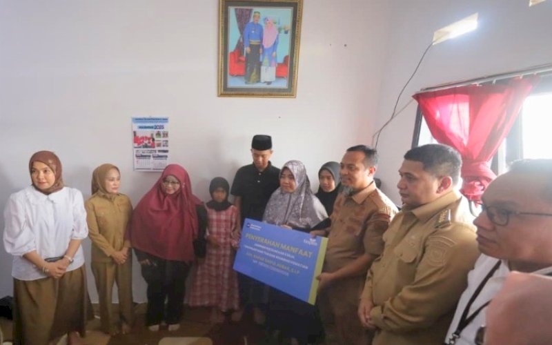 SANTUNAN. Wali Kota Makassar Munafri Arifuddin bersama Wakil Wali Kota Makassar Aliyah Mustika Ilham mendampingi Gubernur Sulsel Andi Sudirman Sulaiman menyerahkan santunan bantuan kepada keluarga almarhum Syaiful Akbar di kediamannya, Perumahan Bonto Biraeng Indah, Kelurahan Barombong, Kecamatan Tamalate, Kota Makassar, Selasa (2/9/2025). foto: istimewa