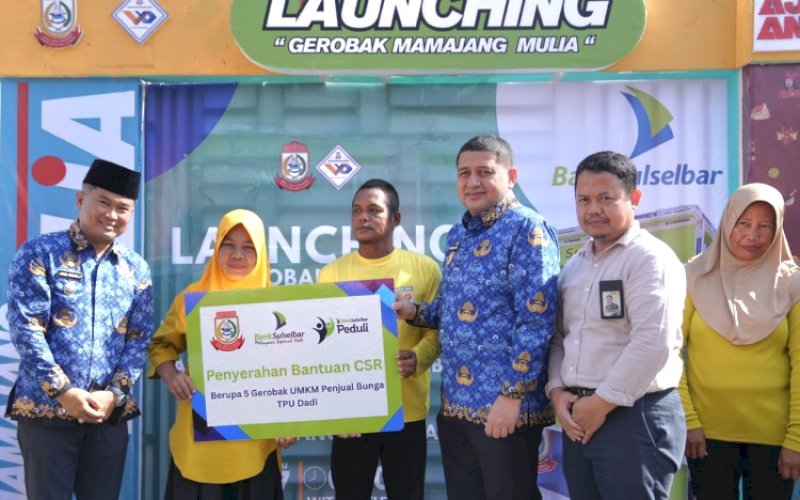 BANTUAN. Wali Kota Makassar, Munafri Arifuddin, menyerahkan bantuan gerobak dari CSR Bank Sulselbar kepada pedagang bunga di kawasan TPU Dadi Makassar, Rabu (17/9/2025). foto: istimewa