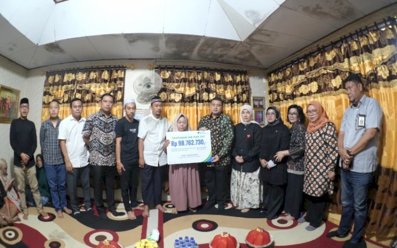 SANTUNAN. Wali Kota Makassar, Munafri Arifuddin, menyerahkan santunan kepada keluarga almarhum Muhammad Akbar Basri atau Abay di rumah duka di Jl Balang Baru II, Kota Makasar, Senin (1/9/2025). foto: istimewa