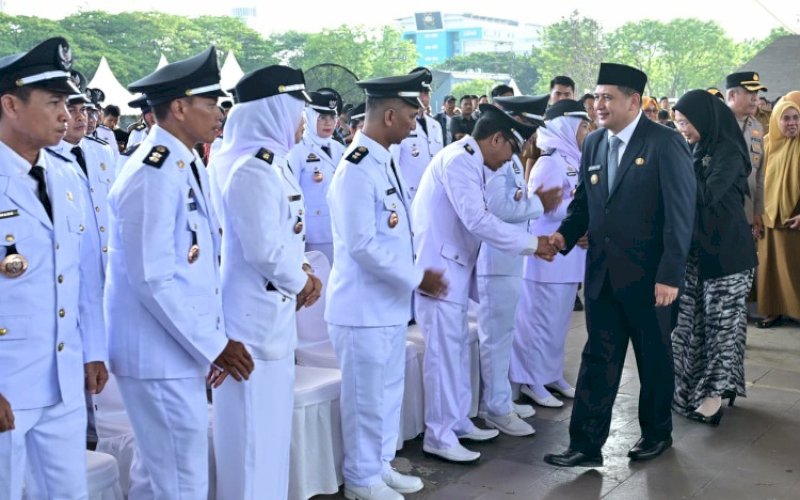 BERI SELAMAT. Wali Kota Makassar, Munafri Arifuddin, memberikan selamat kepada 263 pejabat pengawas di lingkup Pemkot Makassar, terdiri dari 136 lurah serta 127 perangkat kecamatan dan kelurahan yang dilantik di Tribun Lapangan Karebosi Makassar, Senin (29/9/2025). foto: istimewa