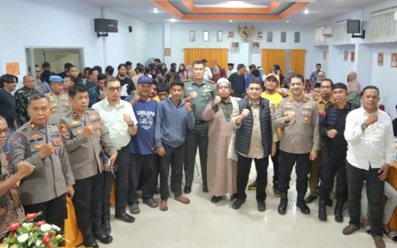 MEDIASI. Wali Kota Makassar, Munafri Arifuddin, bersama Dandim 1408/BS Letkol Inf Franki Susanto dan Kapolrestabes Kombes Pol Arya Perdana, dan tokoh agama mediasi pertemuan pemuda, orang tua, serta tokoh masyarakat Tallo di Aula SMA Negeri 5 Makassar, Senin (29/9/2025) malam. foto: istimewa