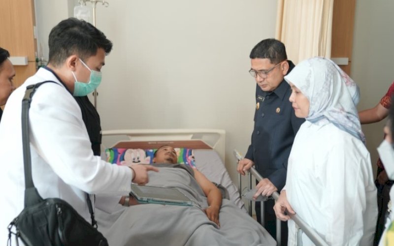 BESUK. Wali Kota Makassar Munafri Arifuddin bersama Wakil Wali Kota Makassar Aliyah Mustika Ilham, membesuk Agung Setiawan (anggota Satpol PP) yang menjadi korban dalam tragedi di Gedung DPRD Kota Makassar, 29 Agustus 2025 lalu, di RS Kementerian Kesehatan, Rabu (3/9/2025). foto: istimewa