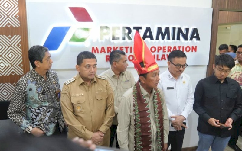 RAKOR. Wali Kota Makassar Munafri Arifuddin saat mendampingi Sekretaris Kementerian Koperasi RI Ahmad Zabadi dalam Rapat Koordinasi Regional Operasionalisasi dan Pengembangan Koperasi Desa/Kelurahan Merah Putih (KDKMP) yang digelar di Kantor Pertamina, Jl Garuda, Kota Makassar, Selasa (23/9/2025). foto: istimewa