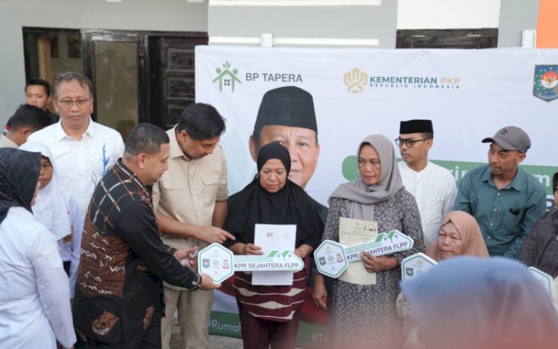 PENYERAHAN. Wali Kota Makassar Munafri Arifuddin mendampingi Menteri Perumahan dan Kawasan Permukiman Maruarar Sirait menyerahkan langsung rumah gratis bagi keluarga korban peristiwa demonstrasi Makassar di Perumahan Grand Sulawesi, Kabupaten Gowa, Kamis (11/9/2025). foto: istimewa